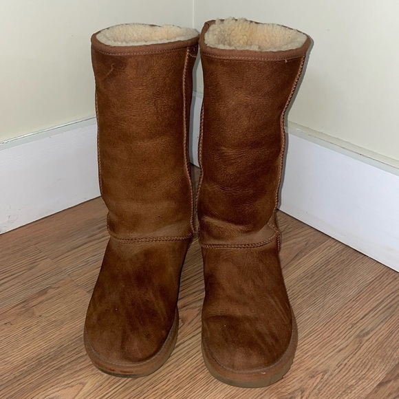 Ugg classic tall boot. Size 9 - Picture 1 of 6